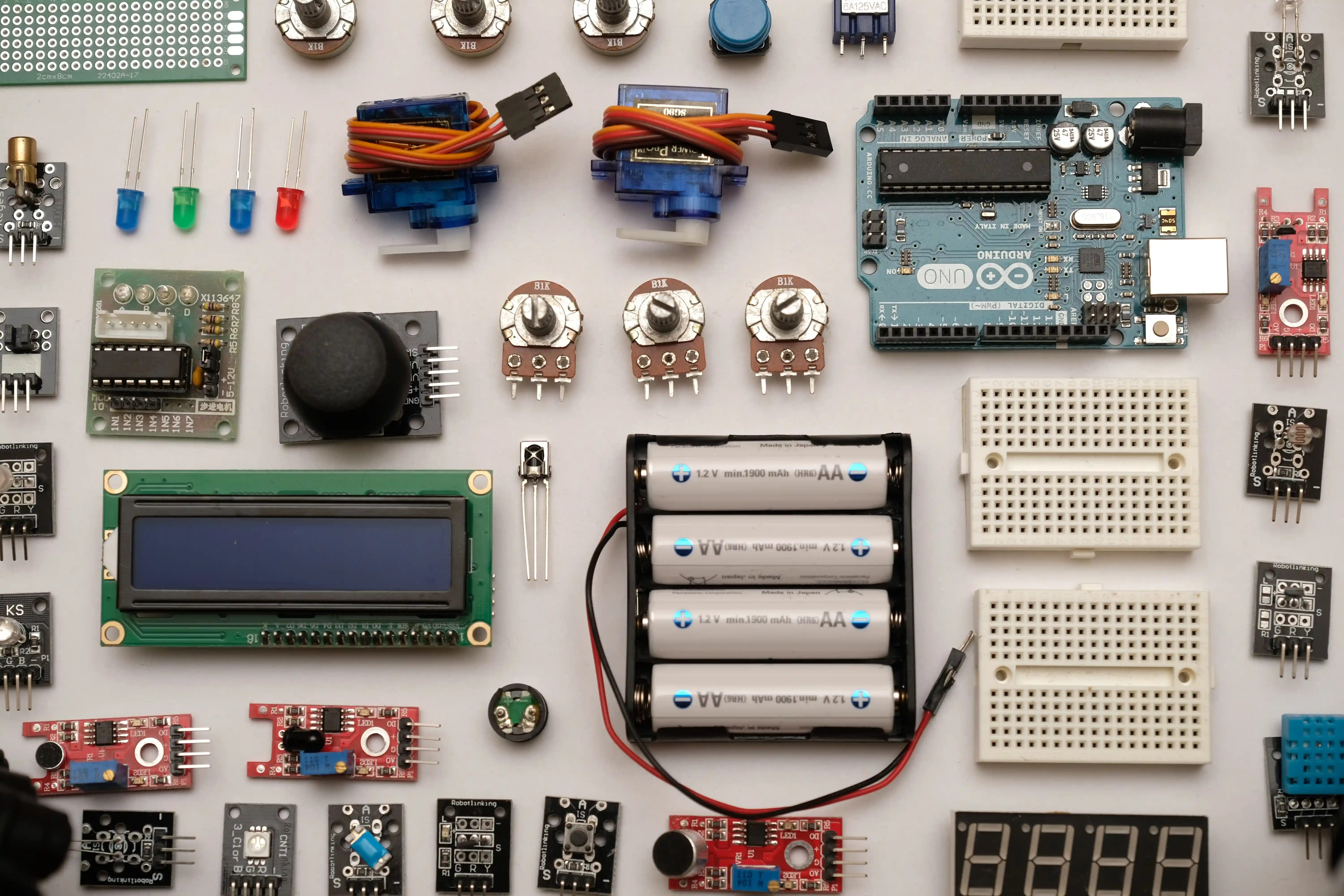 Muchos componentes electrónicos sobre una mesa